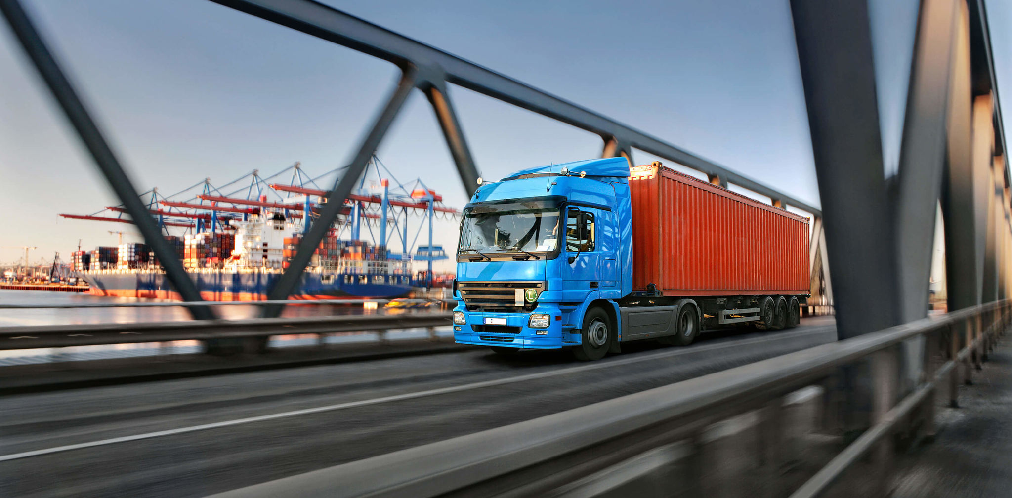LKW auf Brücke am Hafen LKW auf Brücke am Hafen